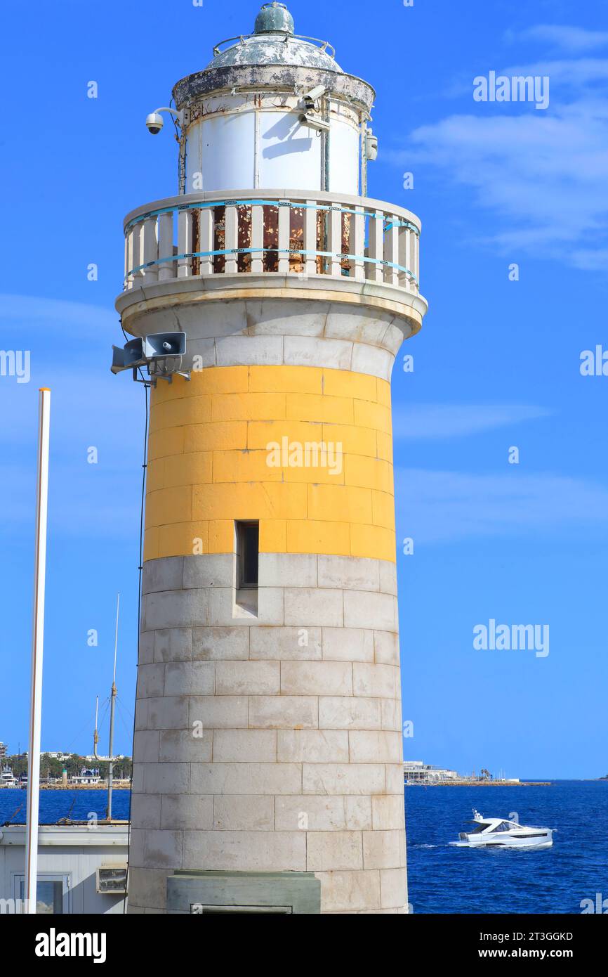 Frankreich, Alpes Maritimes, Cannes, Leuchtturm am Pier am Eingang zum Hafen Stockfoto