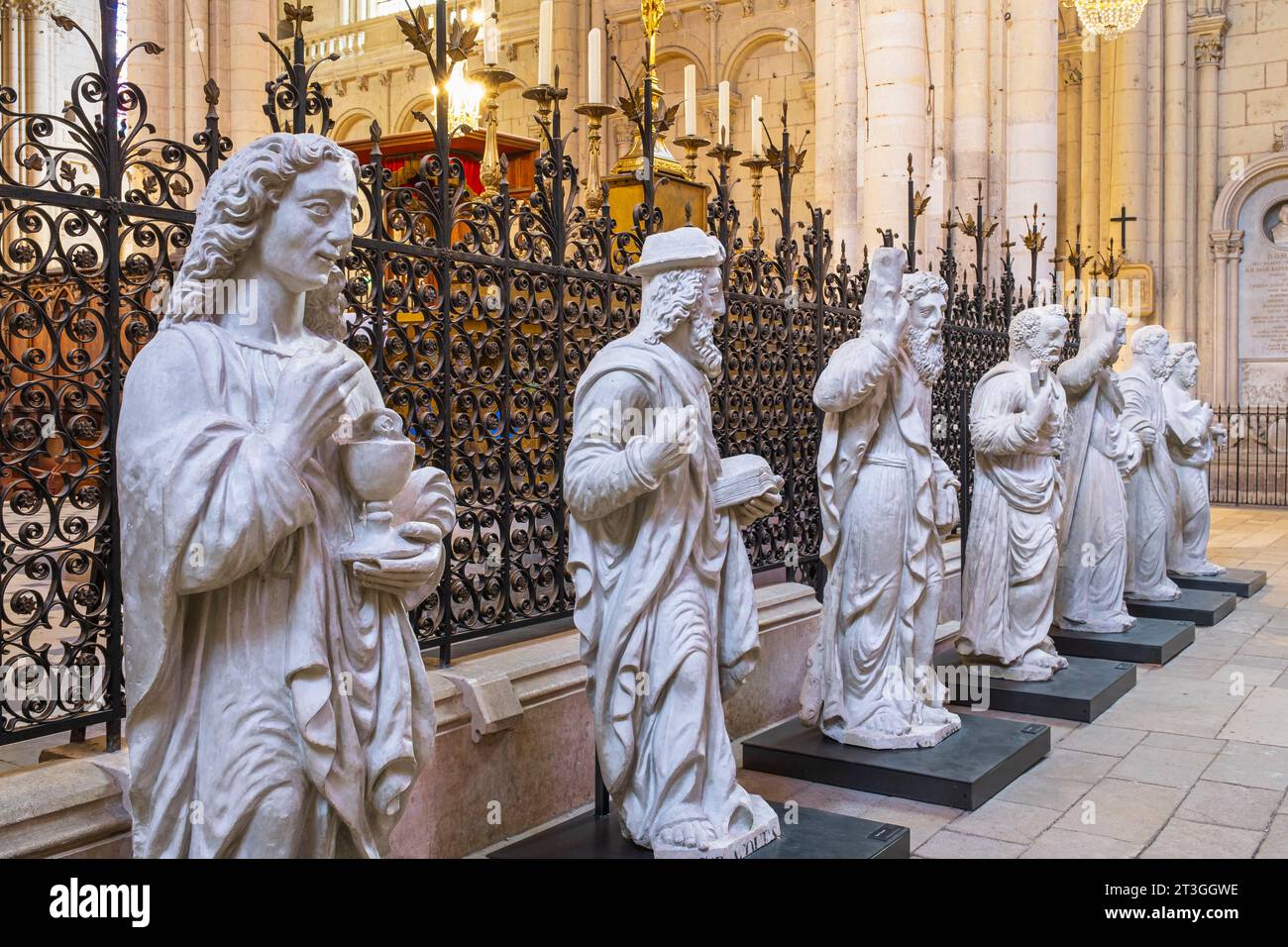 Frankreich, Vienne, Poitiers, Gothic St. Peter Kathedrale, sieben Apostelstatuen Stockfoto
