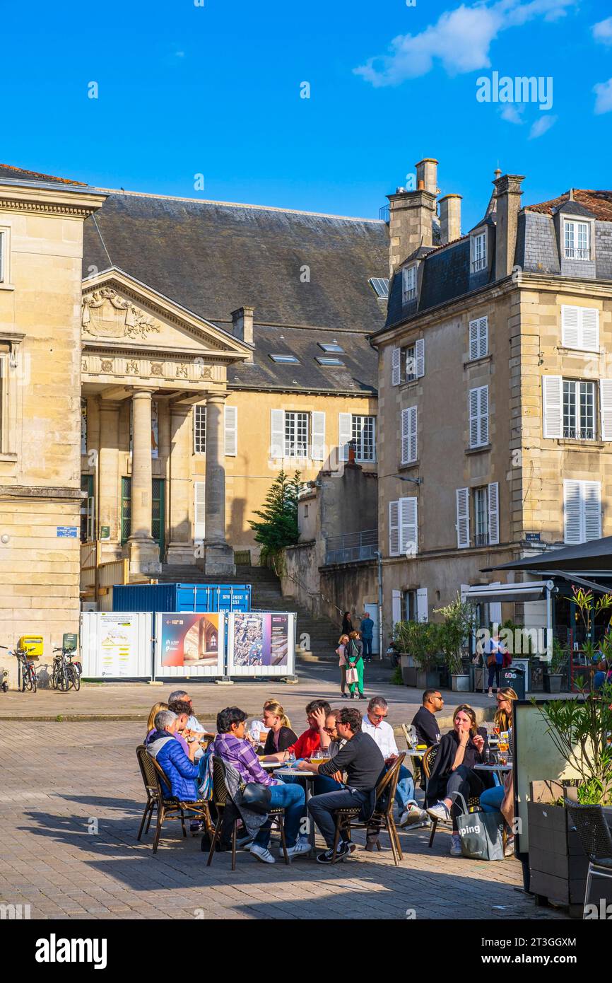 Frankreich, Vienne, Poitiers, Café-Terrasse auf dem Alphonse Lepetit-Platz, der Palast der Herzöge von Aquitanien im Hintergrund Stockfoto