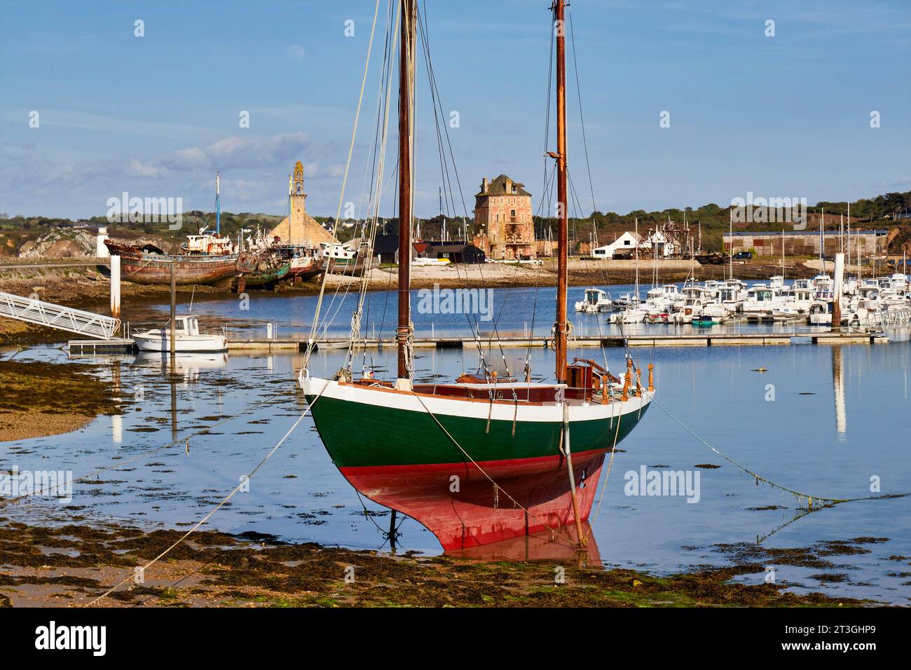 Frankreich, Finistere, Iroise Meer, Parc Naturel Regional d'Armorique (Armorica Regional Natural Park), Presqu'ile de Crozon (Crozon Peninsula), Camaret sur Mer, Notre Dame von Rocamadour Kapelle, Vauban Turm als Weltkulturerbe der UNESCO, polygonalen Turm auf einem Plan Vauban im 17. Jahrhundert und Boot Friedhof gebaut Stockfoto