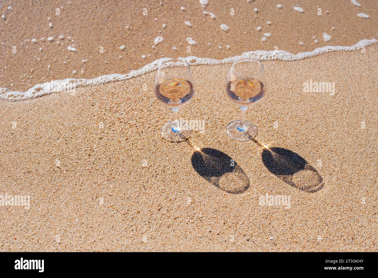 Frankreich, Var, Sainte Maxime, ein Glas Rose am Strand Stockfoto