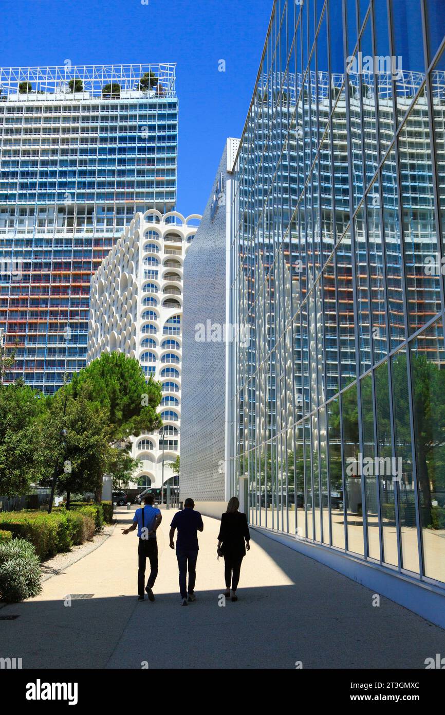 Frankreich, Bouches du Rhone, Marseille, Euromediterranee Zone, 2. Arrondissement, Viertel La Joliette, Kino Pathe La Joliette, Turm La Porte Bleue, Architekt Yves Lion und Turm La Marseillaise, Architekt Jean Nouvel Stockfoto