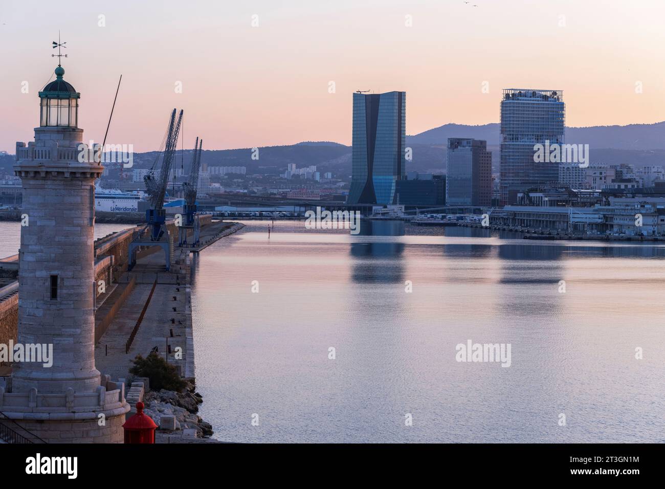 Frankreich, Bouches du Rhone, Marseille, Euromediterranee Zone, Grand Port Maritime, Arrondissement, Deich du Large, Leuchtturm Sainte Marie, Quai Jean Charcot, elegante Kräne, CMA CGM Turm, Architekt Zaha Hadid, Gebäude des Departements Bouches du Rhone, Mirabeau Turm, Architekt Hala Warde, La Marseillaise Turm, Architekt Jean Nouvel, La Porte Bleue Turm, Architekt Yves Lion Stockfoto