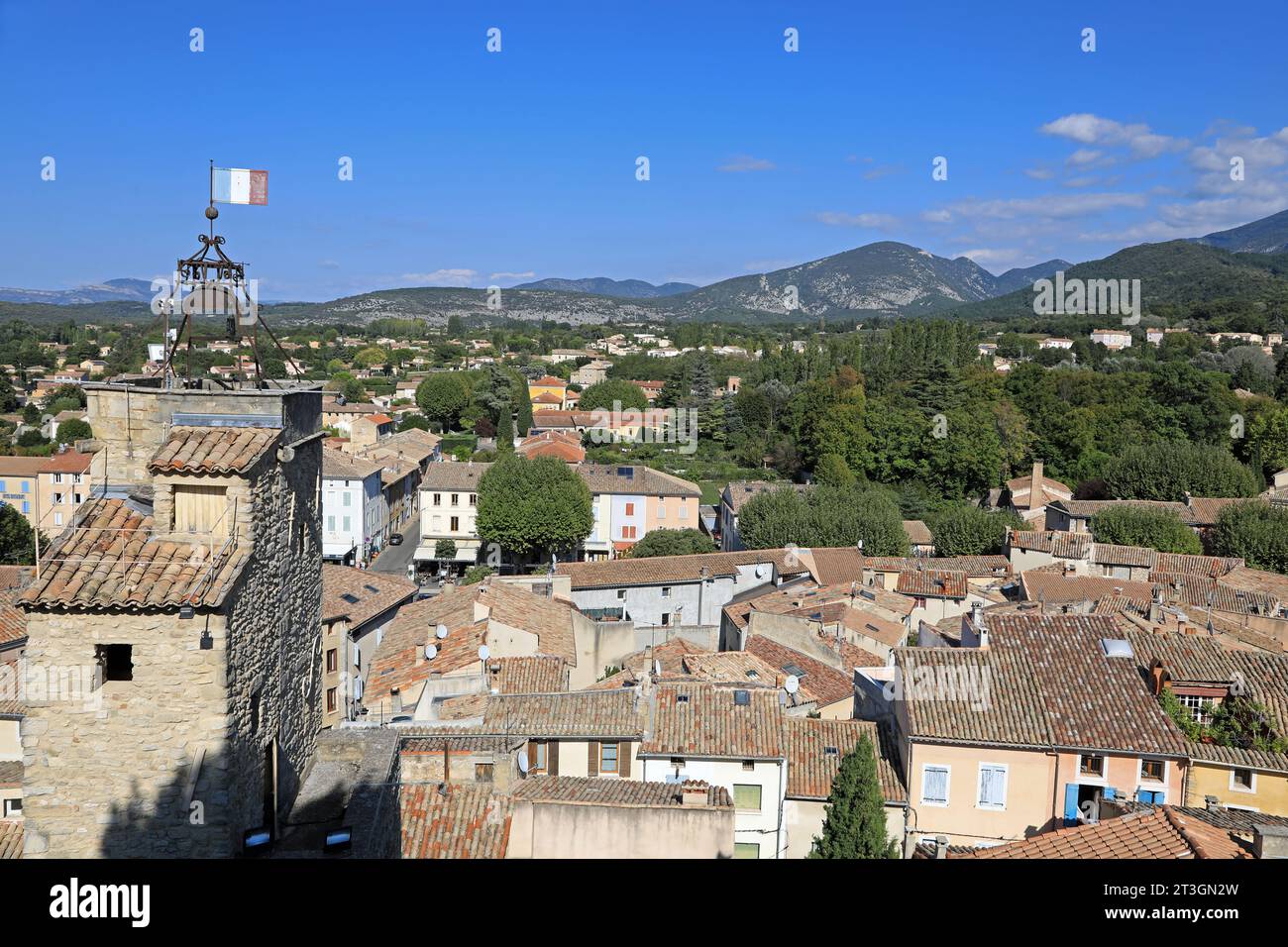 Blick auf die Vieux Ville im Dorf Malaucène Vaucluse mit Mont Ventoux in der Ferne Stockfoto