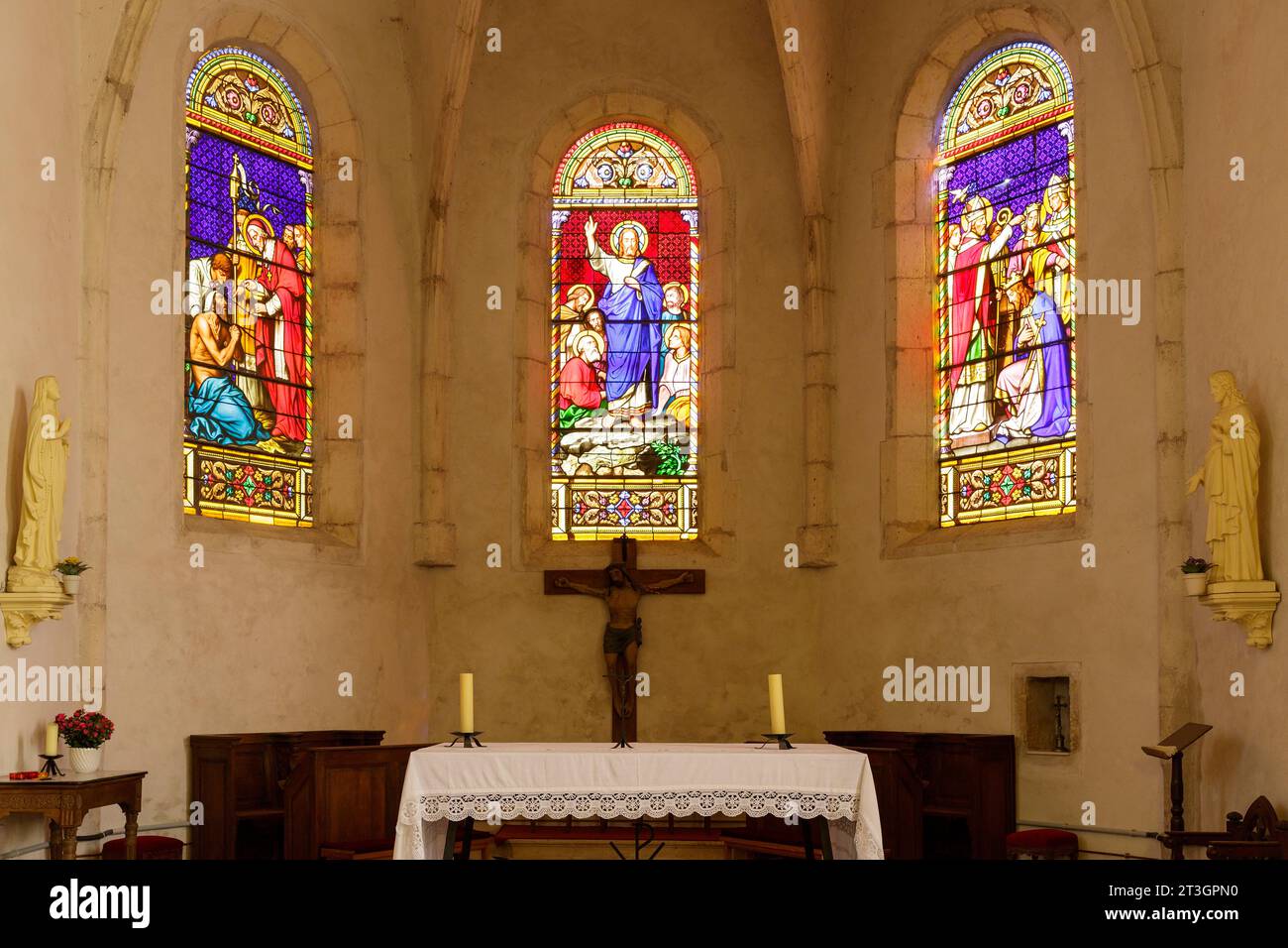 Frankreich, Meurthe et Moselle, Pays du Saintois (Region der Saintois), Ceintrey, Kirche Saint Remy, erbaut im 18. Jahrhundert, Buntglasfenster des Chors, die von links nach rechts den Heiligen Karl Borromée darstellen, der die Gemeinschaft mit den Menschen, die an der Pest in Mailand leiden, Jesus Christus macht das Zeichen des Segens, der Heilige Remy und die Taufe von König Clovis, Statuen der Jungfrau Maria links und das Heilige Herz Jesu rechts Stockfoto