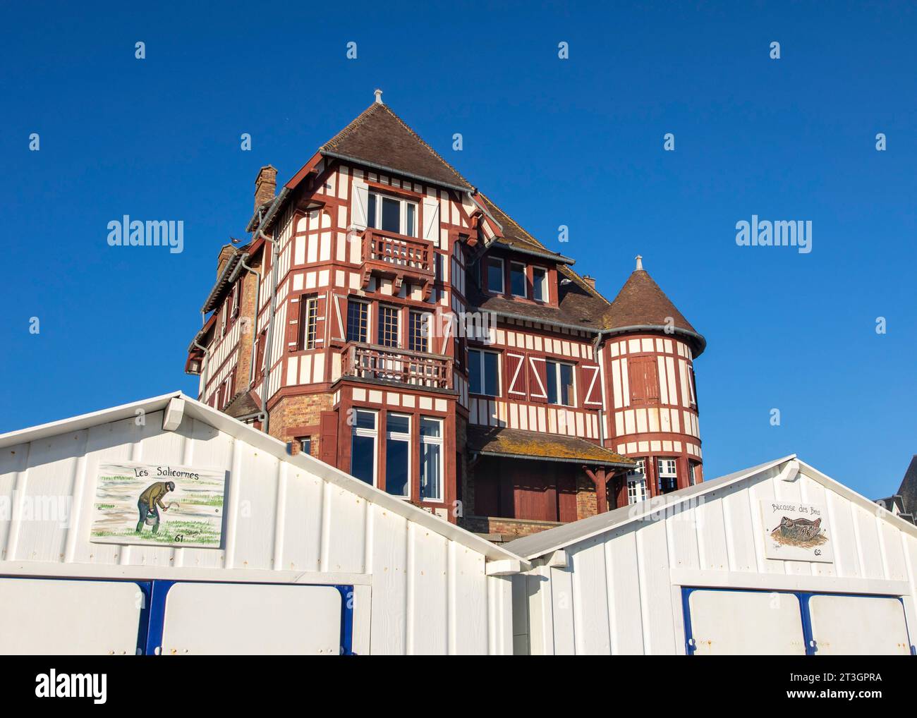 Frankreich, Somme, Baie de Somme, Le Crotoy, Belle-Epoque-Villa und Kabinen am Strand entlang Jules-Noiret promenade Stockfoto
