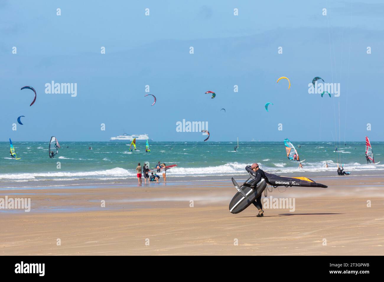 Frankreich, Pas-De-Calais, Wissant, Kitesurfen und Windsurfen Stockfoto