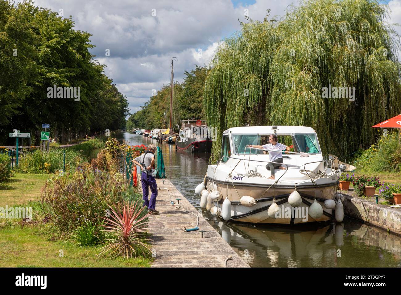 Frankreich, Morbihan, Malestroit, der Kanal von Nantes nach Brest, der das Dorf Malestroit überquert, Boot in einer Schleuse Stockfoto