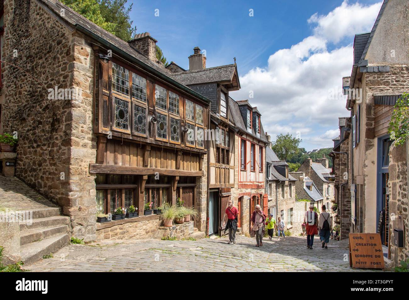 Frankreich, Cotes-d'Armor, Dinan, die Altstadt, mittelalterliche Häuser der Petit Fort Street während des Festfestes Stockfoto