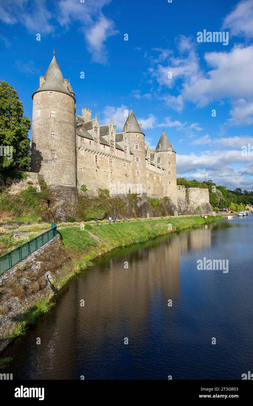 Frankreich, Morbihan (56), begeben Sie sich auf den Weg nach Saint Jacques de Compostela, mittelalterliches Dorf Josselin, die extravagante Burg Josselin im gotischen Stil am Rand der Out (aus der Vogelperspektive) Stockfoto