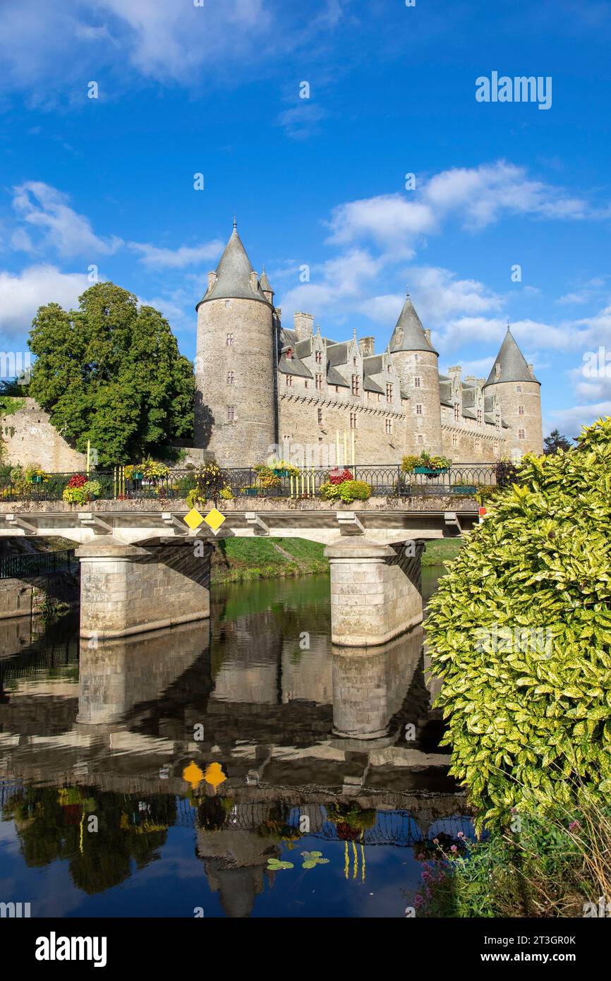 Frankreich, Morbihan (56), begeben Sie sich auf den Weg nach Saint Jacques de Compostela, mittelalterliches Dorf Josselin, die extravagante Burg Josselin im gotischen Stil am Rand der Out (aus der Vogelperspektive) Stockfoto