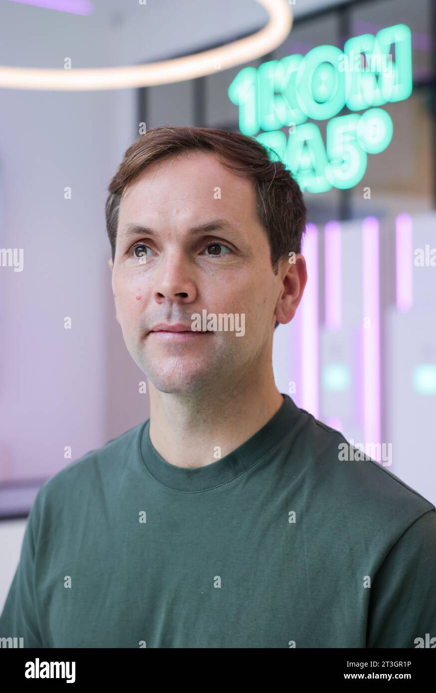 Hamburg, Deutschland. Oktober 2023. Philipp Schröder, CEO und Mitbegründer des Hamburger Start-ups „1Komma5Grad“, bei einem Fotoshooting in einem der Showrooms seines Unternehmens. Quelle: Christian Charisius/dpa/Alamy Live News Stockfoto