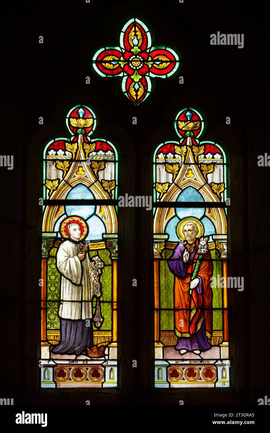 Frankreich, meurthe et Moselle, Pays du Saintois (Region Saintois), Autrey, Kirche Nativite de la Vierge, die im 15. Jahrhundert für den ältesten Teil erbaut wurde, Buntglasfenster von Charles Gauville Glasmacher aus Malzeville, das links den heiligen Louis de Gonzague und rechts den mutmaßlichen Vater Jesu St. Joseph darstellt Stockfoto