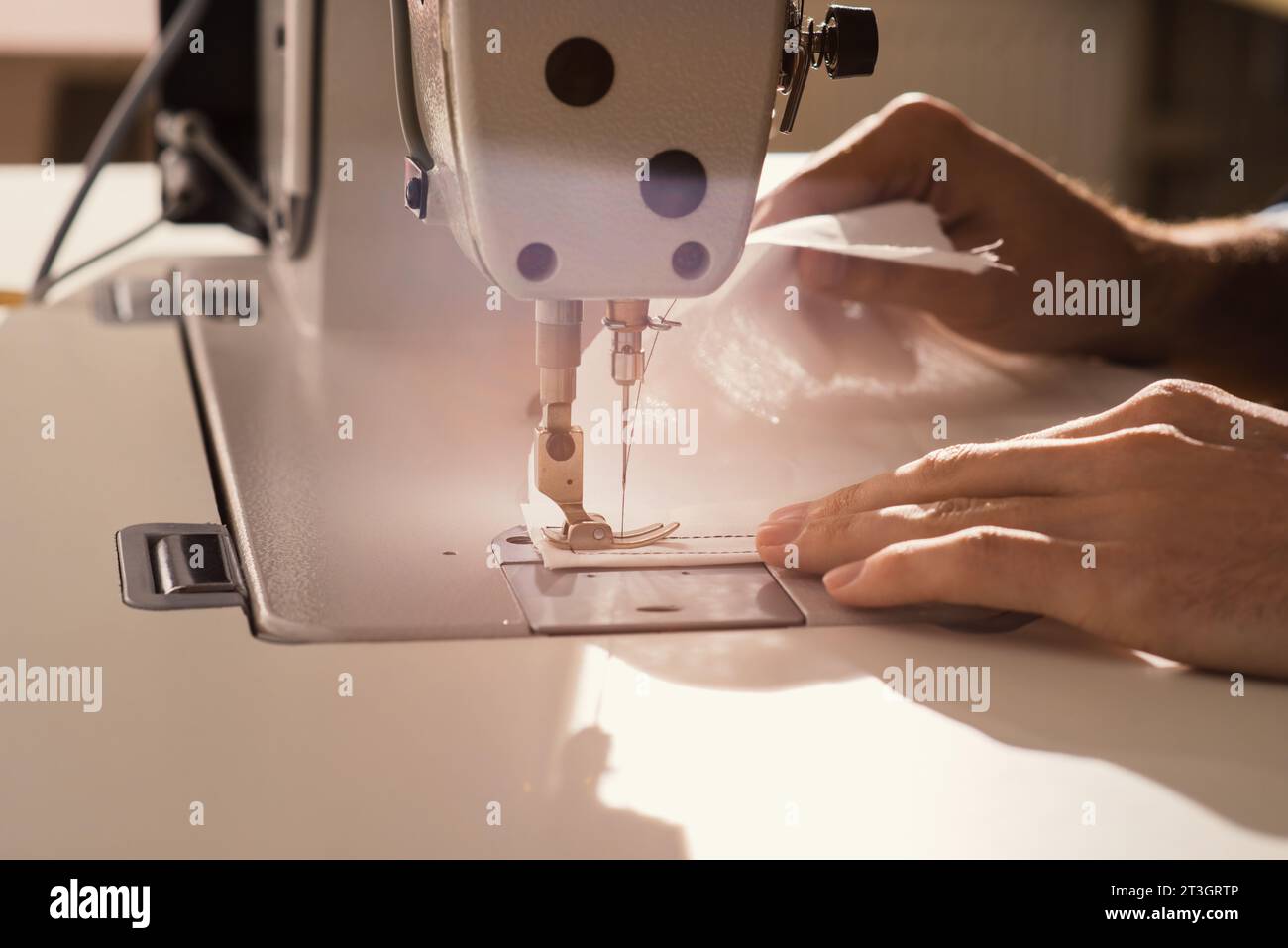 Human Hands Fashion Designer arbeitet an Nähmaschinen Nahaufnahme Arbeiten im Design Studio Textil Industriekonzept Stockfoto
