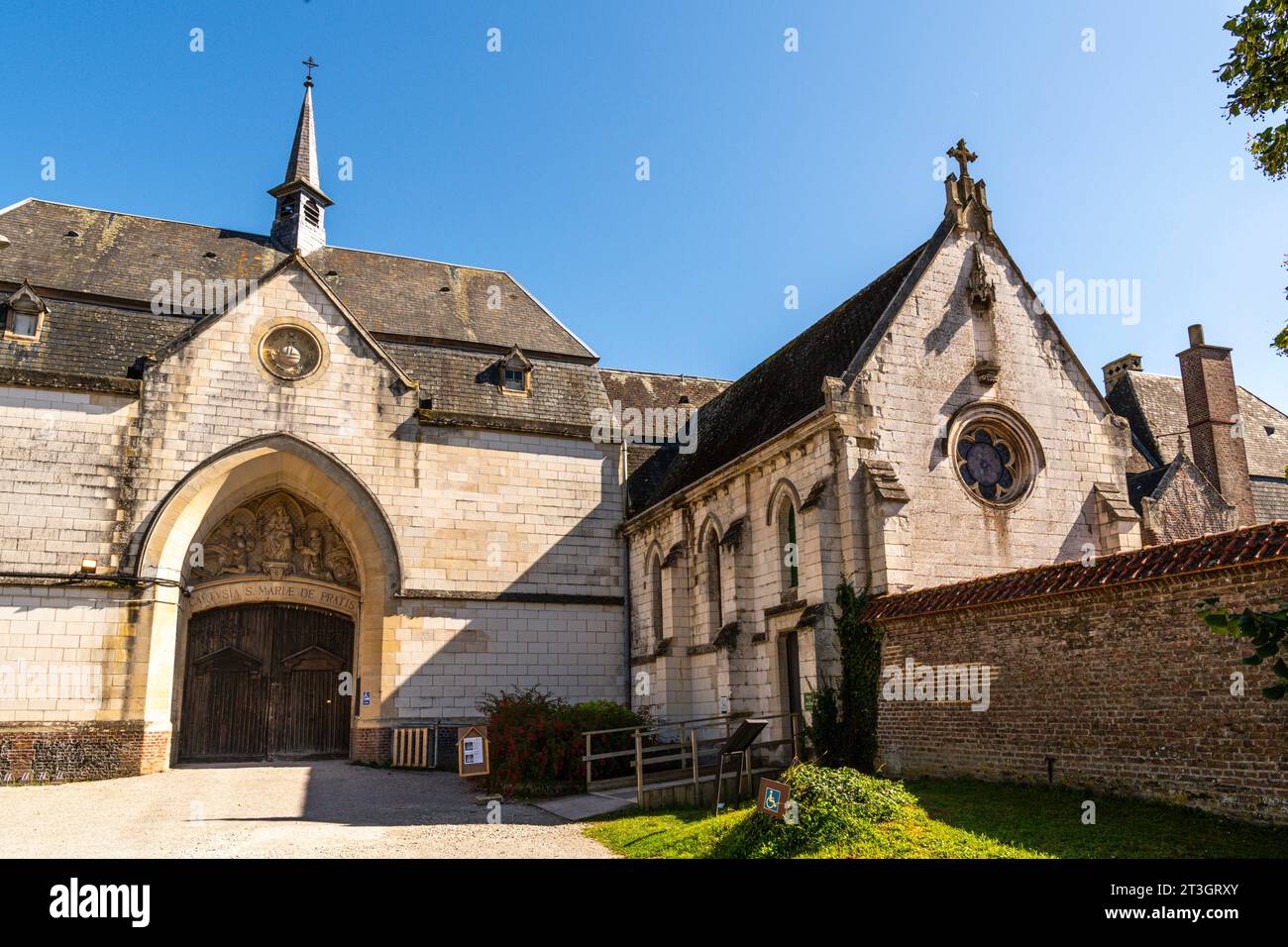 Frankreich, Pas-de-Calais, Neuville-sous-Montreuil, die Chartreuse Notre-Dame-des-Prés ist ein Kloster, das 1325 für den Kartäuserorden vom Grafen von Boulogne bei Montreuil-sur-mer gegründet wurde... In seiner 700-jährigen Geschichte wurde die Chartreuse zerstört, wiederaufgebaut, als Krankenhaus, Kulturzentrum genutzt, von Mönchen und Nonnen besetzt... Das Kartäuserkloster, das heute von Merula durchdrungen ist, ist nach Notre-Dame de Paris zweitklassig, was die Restaurierungsarbeiten betrifft. Stockfoto