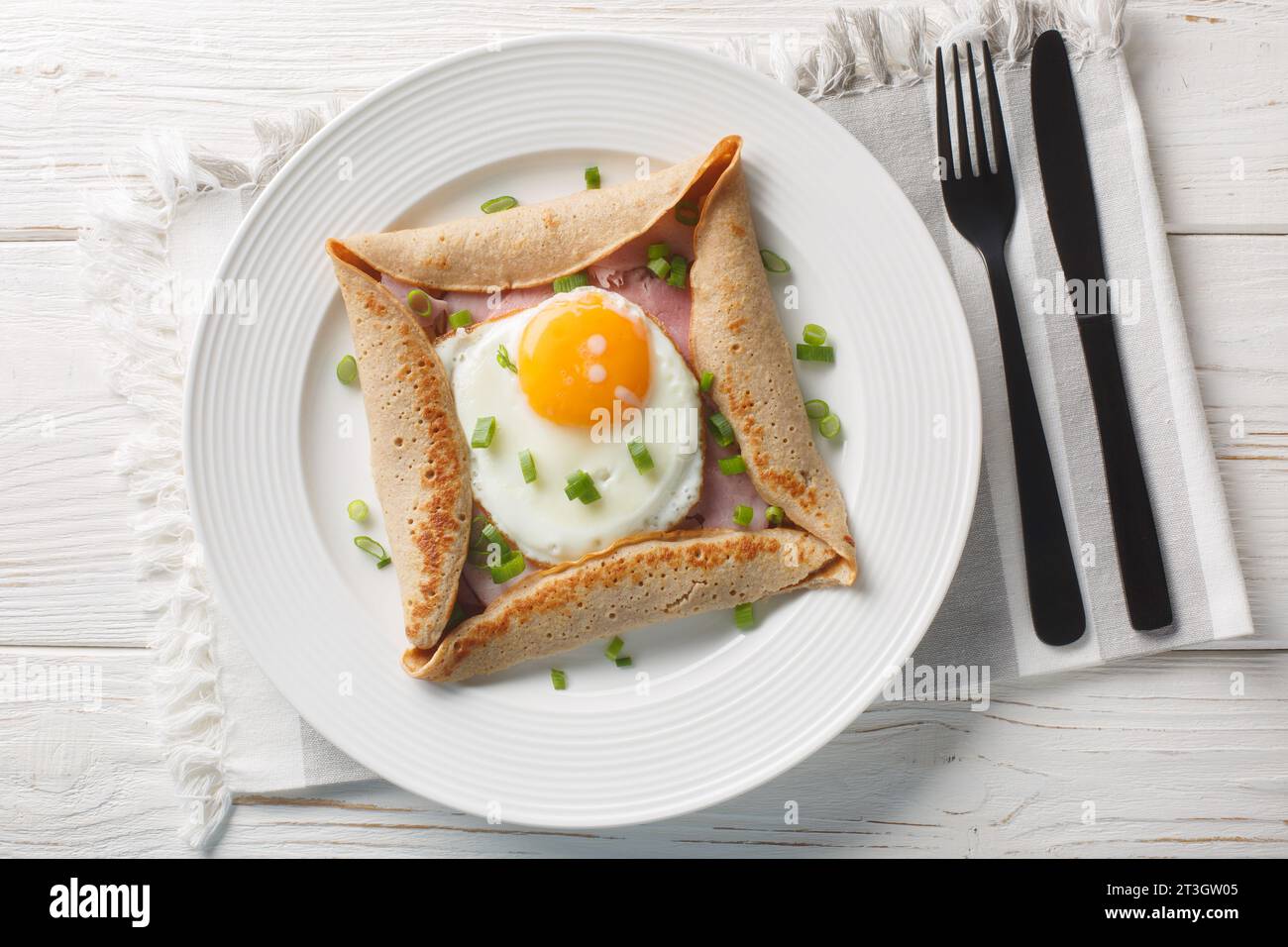 Galette kompletter bretonischer Buchweizen-Pfannkuchen mit Eierkäse und Schinken Nahaufnahme auf dem Teller auf dem Tisch. Horizontale Draufsicht von oben Stockfoto