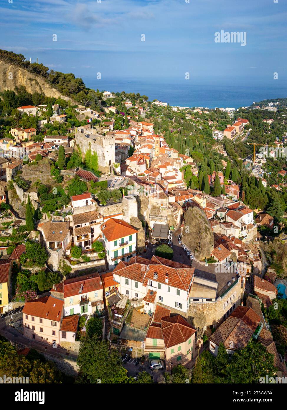 Frankreich, Alpes Maritimes, das Dorf Roquebrune Cap Martin, das von seiner mittelalterlichen Burg dominiert wird (aus der Vogelperspektive) Stockfoto