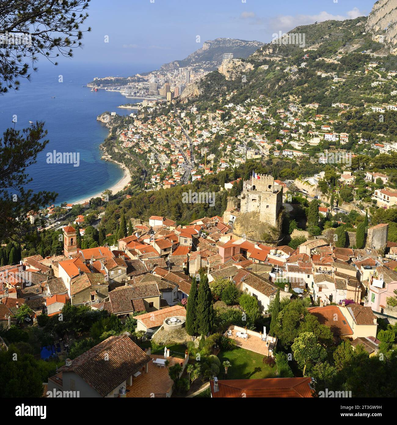 Frankreich, Alpes Maritimes, das Dorf Roquebrune Cap Martin, das von seiner mittelalterlichen Burg Monaco im Hintergrund dominiert wird Stockfoto