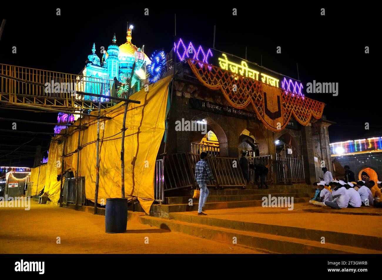 24. Oktober 2023, geweihter in Jejuri Fort, Nachtszene im Khandoba Tempel Jejuri, Abenddämmerung im Festival in Night Time, Maharashtra, Indien. Stockfoto