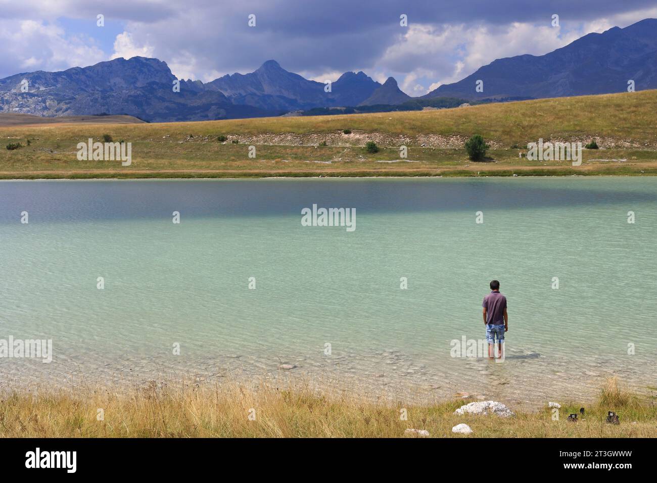 Montenegro, Zabljak, Teufelssee (Vrazje Jezero) bei stürmischem Wetter, Schwimmen Stockfoto