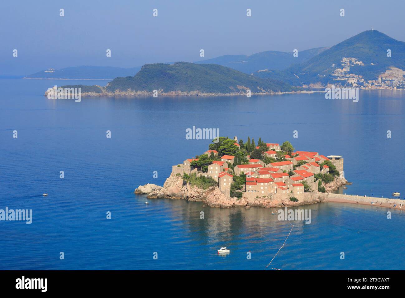 Montenegro, Region Budva, Sveti Stefan, Halbinsel, die von einem Luxushotel mit der Bucht von Budva im Hintergrund besetzt ist Stockfoto