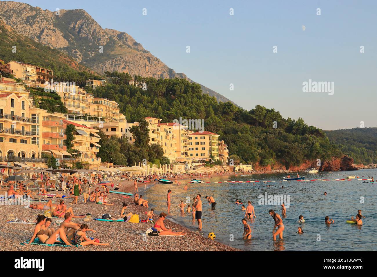 Montenegro, Region Budva, Sveti Stefan, Badeort und Strand im Sommer Stockfoto