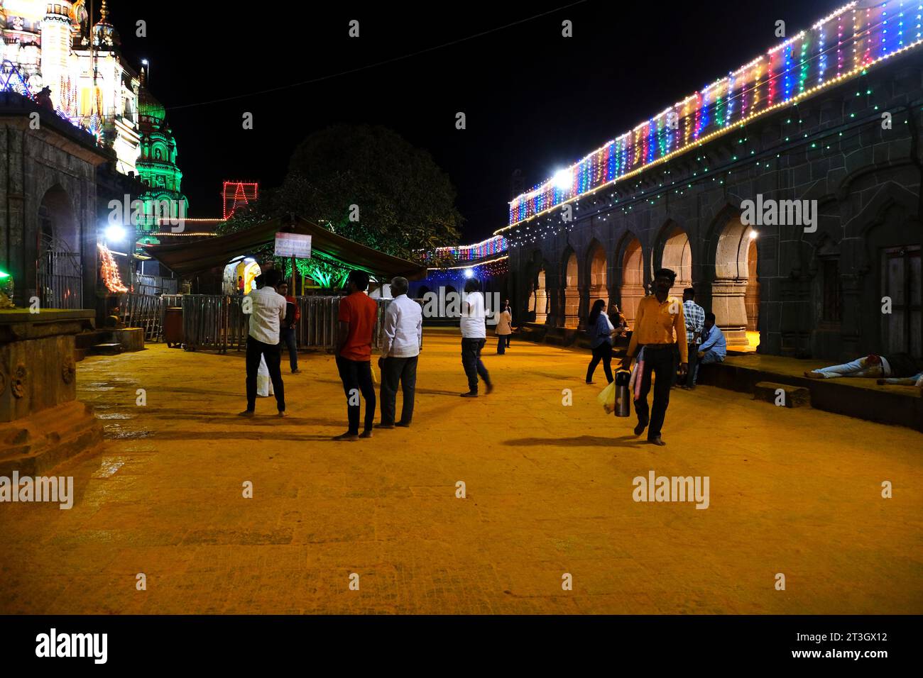 24. Oktober 2023, geweihter in Jejuri Fort, Nachtszene im Khandoba Tempel Jejuri, Abenddämmerung im Festival in Night Time, Maharashtra, Indien. Stockfoto