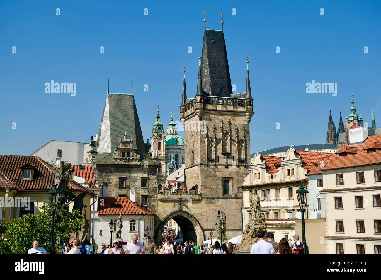 Tschechien, Böhmen, Prag, historisches Zentrum, das von der UNESCO zum Weltkulturerbe erklärt wurde, Stadtteil Malá Strana, Turm der Malá Strana Brücke von der Karlsbrücke Stockfoto