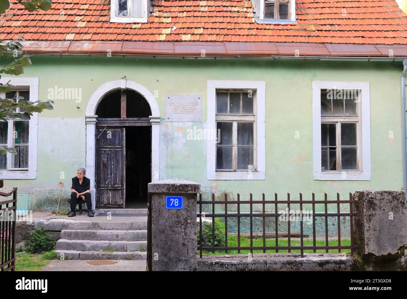 Montenegro, Cetinje, Njegoševa, alte Frau vor ihrer Haustür Stockfoto