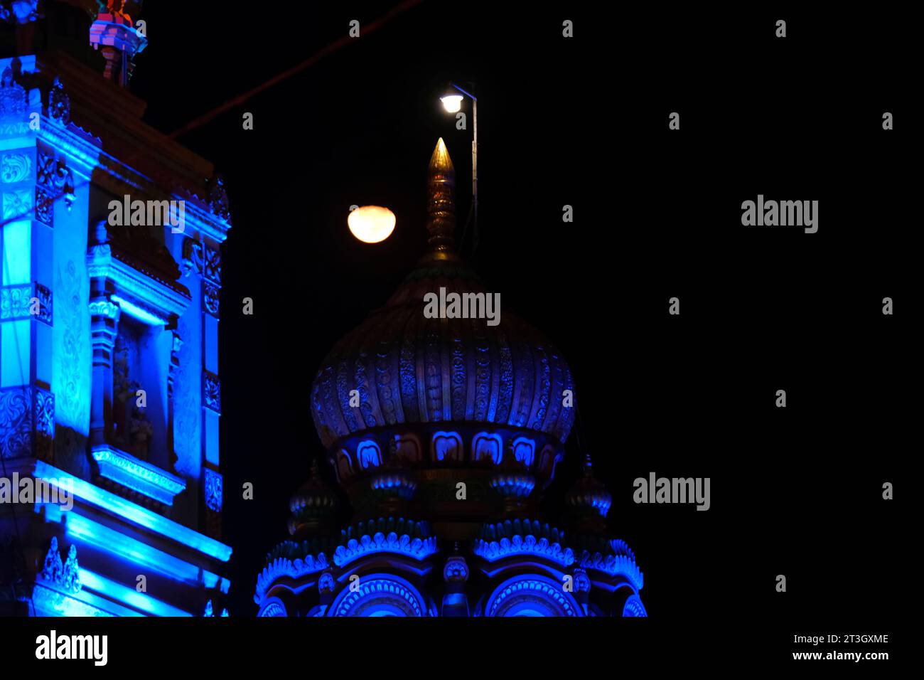 24. Oktober 2023, geweihter in Jejuri Fort, Nachtszene im Khandoba Tempel Jejuri, Abenddämmerung im Festival in Night Time, Maharashtra, Indien. Stockfoto