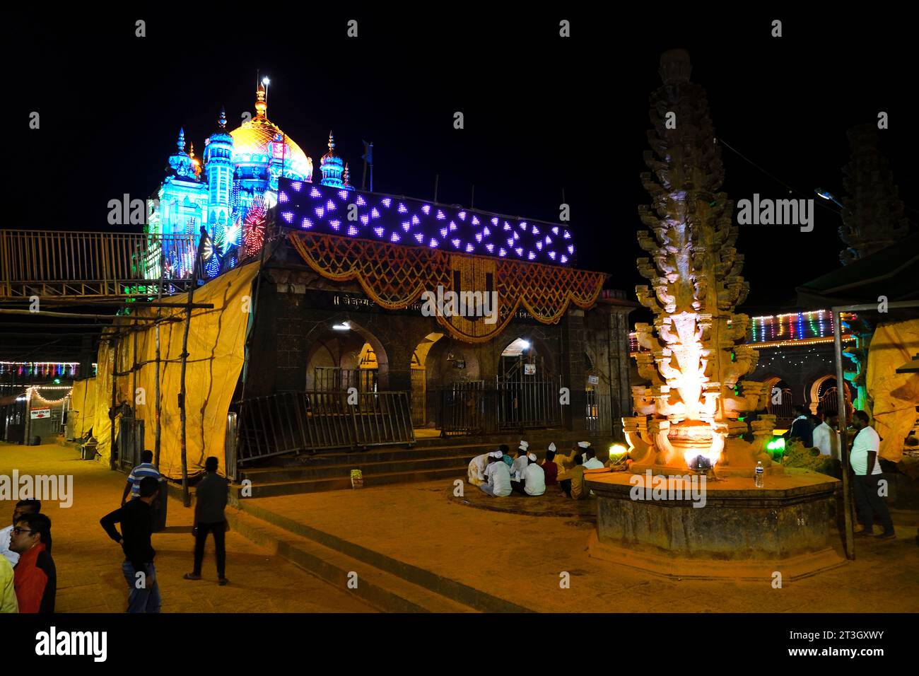 24. Oktober 2023, geweihter in Jejuri Fort, Nachtszene im Khandoba Tempel Jejuri, Abenddämmerung im Festival in Night Time, Maharashtra, Indien. Stockfoto