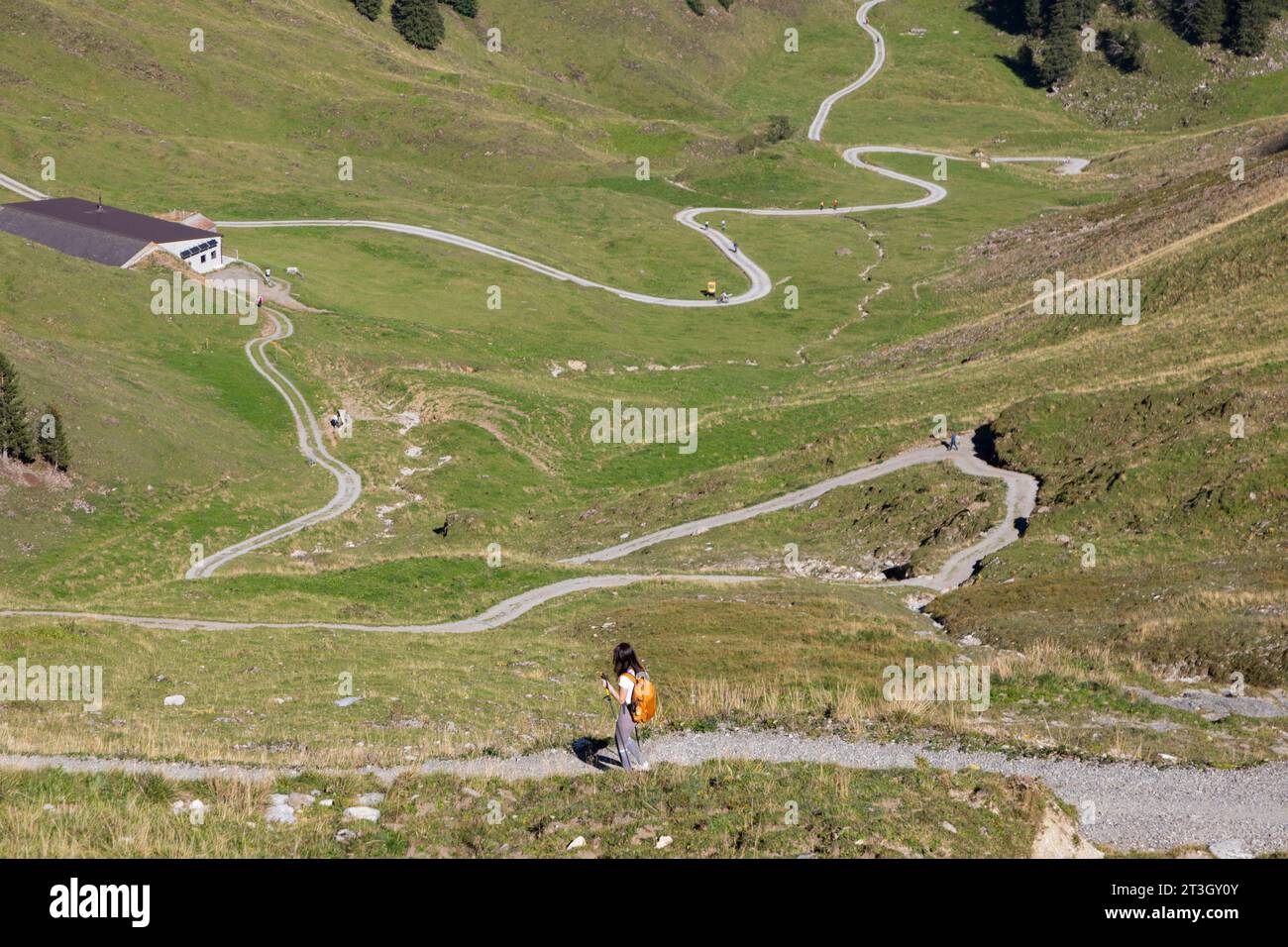 Junge Frau auf Wanderwegen in den Alpen, Stoos, Schwyz, Schweiz Stockfoto