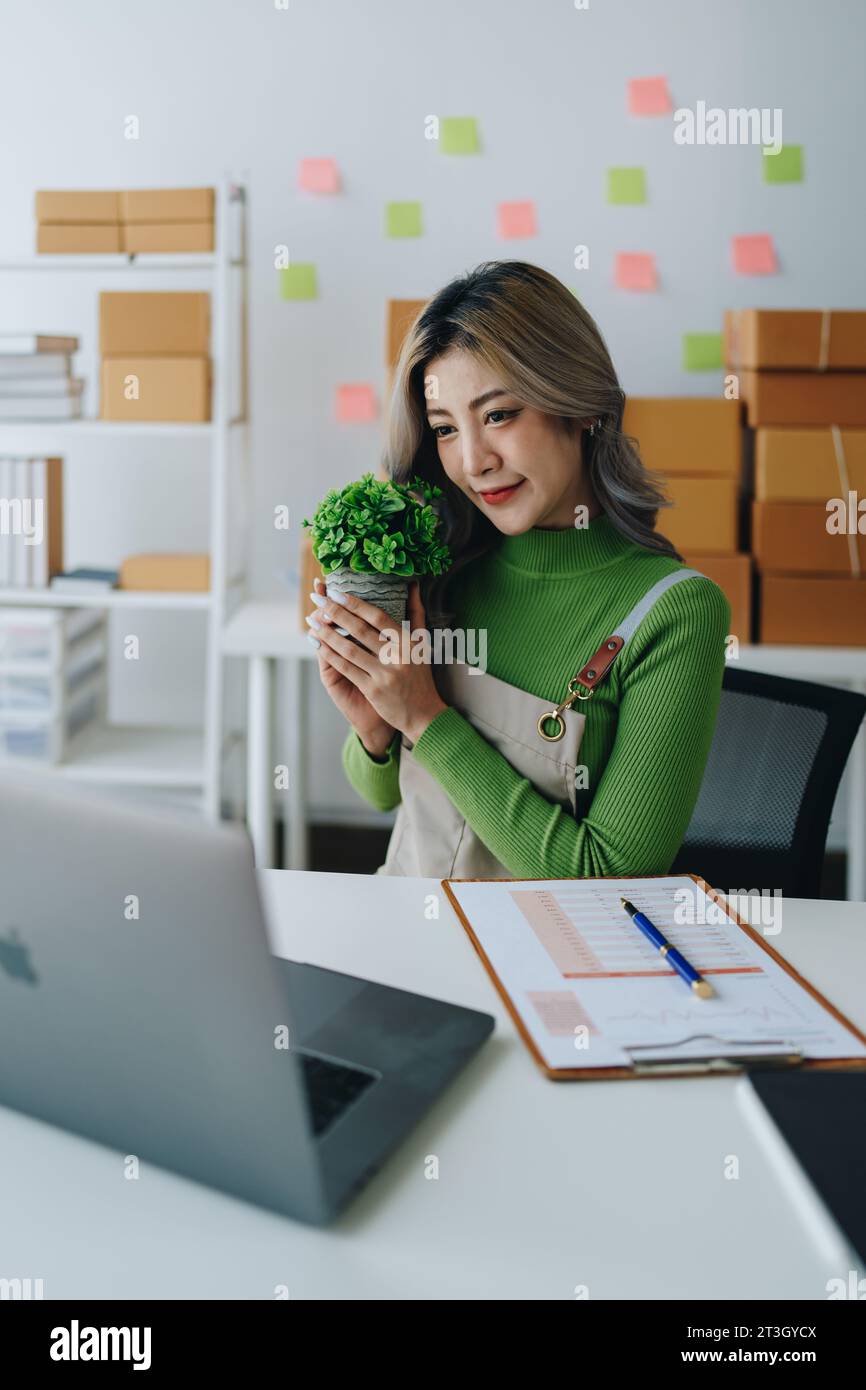 Schöne asiatische Frau, Bloggerin, Blog, Präsentation der Produktqualität, Live-Video, soziale Medien, Aufnahme, Online-Verkauf über Digitalkameras, kmu oder kleine Unternehmen Stockfoto