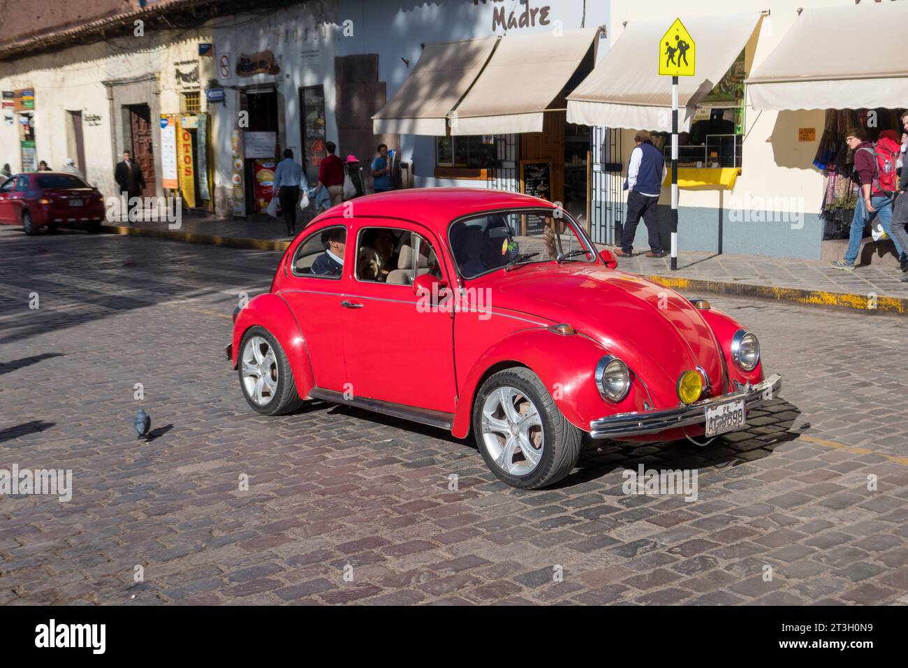 Der alte rote Volkswagen, Käfer, Cusco, Peru. Stockfoto
