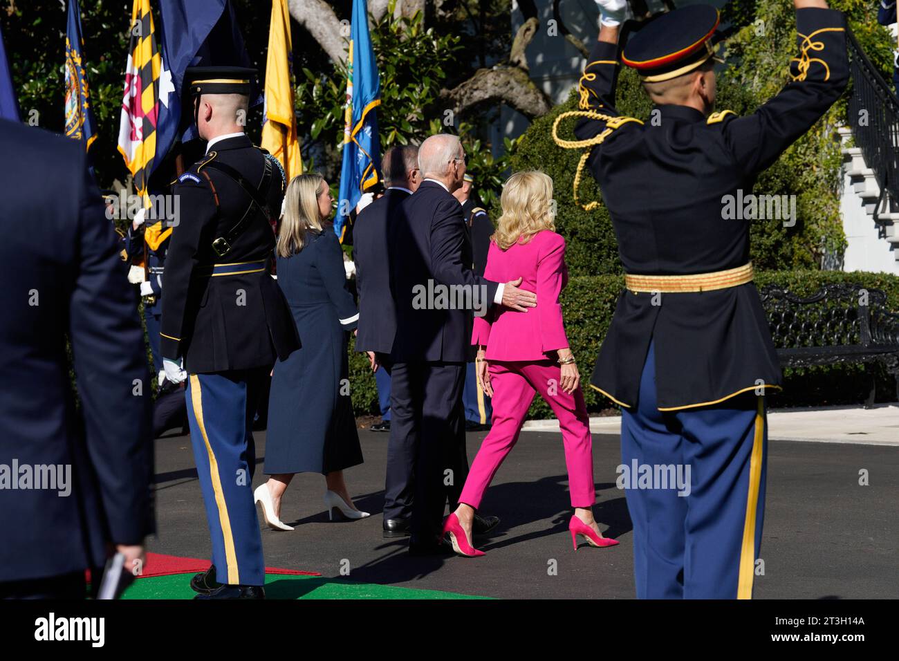 US-Präsident Joe Biden, First Lady Dr. Jill Biden, Premierminister Anthony Albanese aus Australien und Jodie Haydon verlassen sich nach der Begrüßungszeremonie im Weißen Haus in Washington, DC am Mittwoch, den 25. Oktober 2023. Die Biden richten den Premierminister zu einem offiziellen Besuch in den Vereinigten Staaten aus. Guthaben: Yuri Gripas/Pool über CNP/MediaPunch Stockfoto