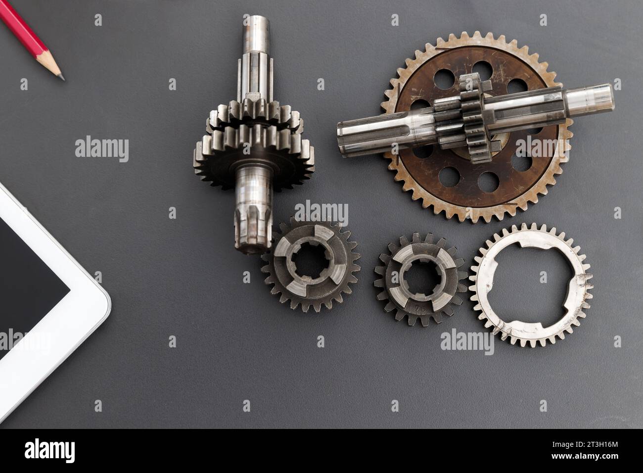 Draufsicht auf Getriebe mit Maschinenteil auf dem Ingenieurtisch. Stockfoto