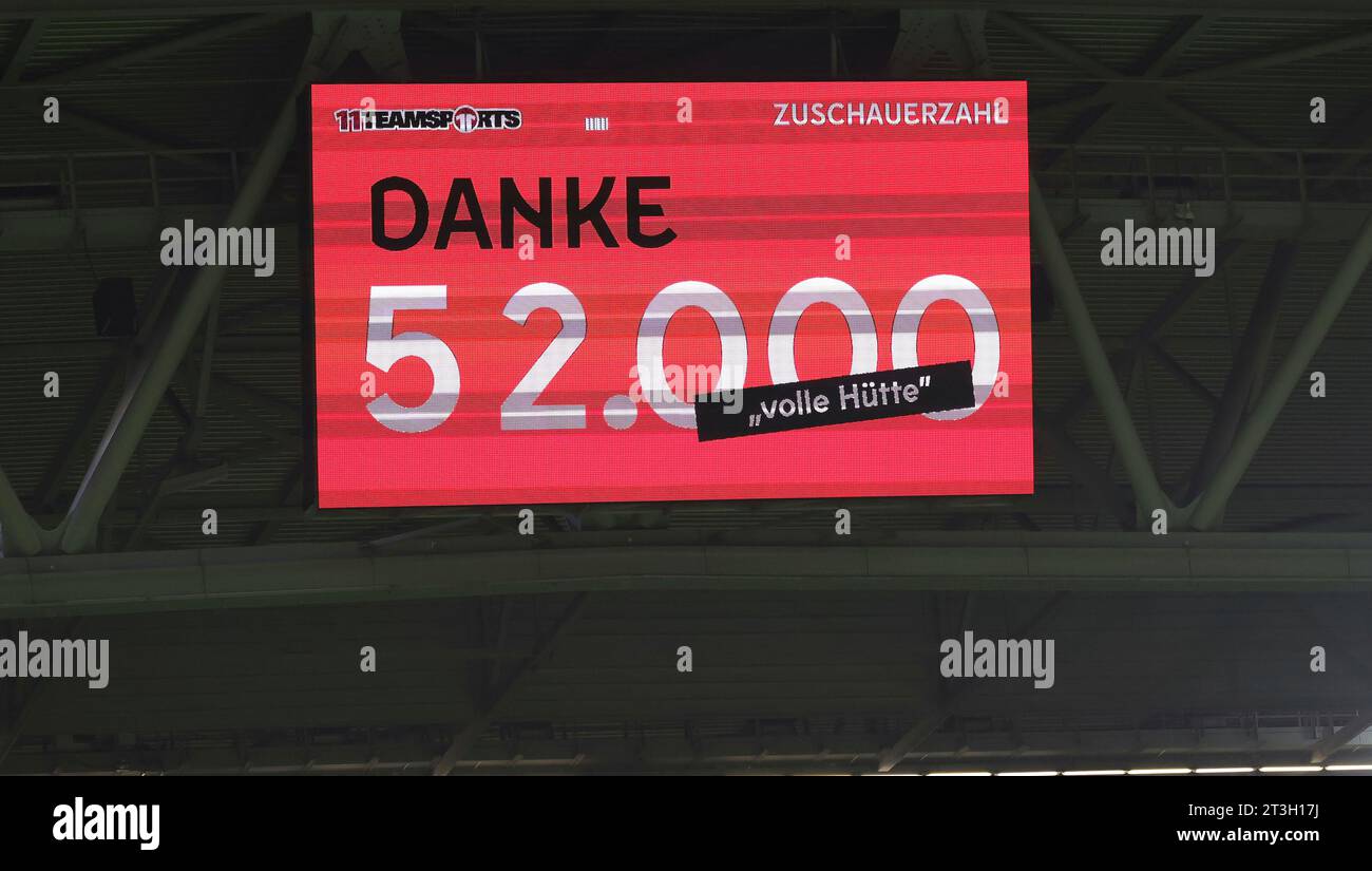 Düsseldorf, Deutschland. Oktober 2023. firo: 21. Oktober 2023 Fußball, Fußball, Männer 2. Liga, 2. Bundesliga, Saison 2023/2024 Fortuna Düsseldorf - 1.FC FCK Kaiserslautern 4:3 Fortuna für alle Scoreboard mit Zuschauernummer 52000 freier Eintritt Credit: dpa/Alamy Live News Stockfoto