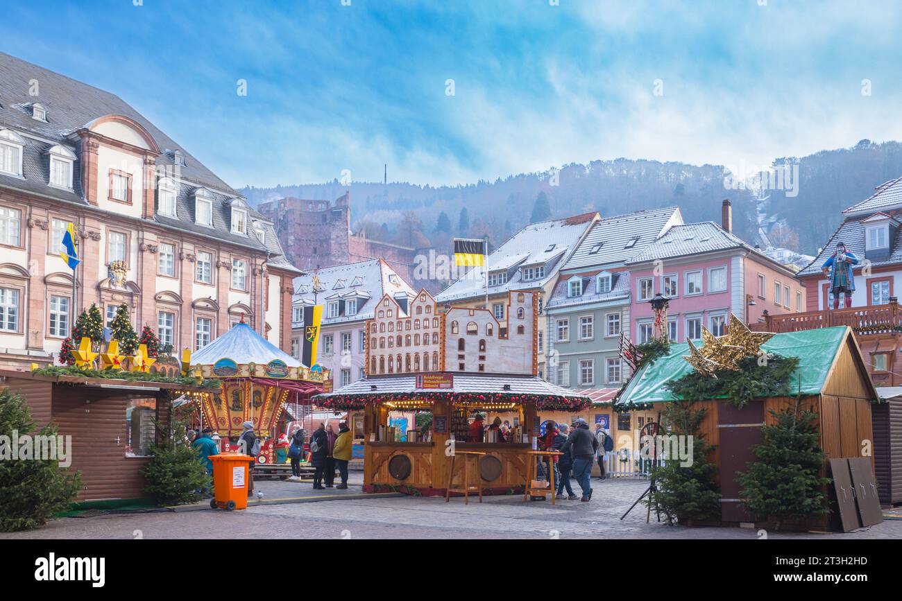 Heidelberg, Deutschland – 19. Dezember 2022: Blick vom Weihnachtsmarkt auf das Schloss Stockfoto