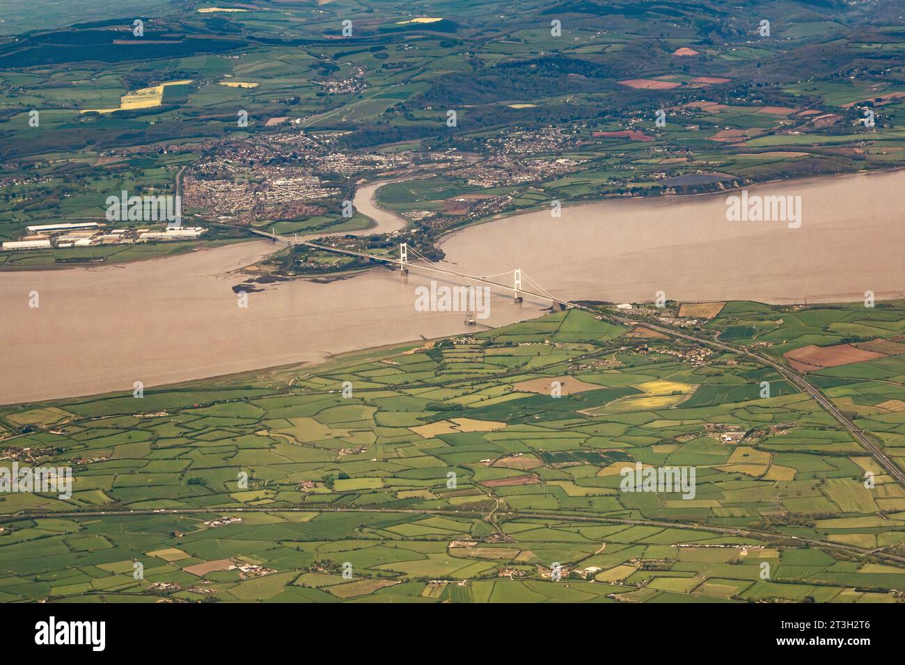 Ein Blick aus der Vogelperspektive auf die Severn Bridge und die Wye Bridge in Chepstow, wo der Fluss Wye in den Fluss Severn mündet. Die Brücken wurden 1966 fertiggestellt Stockfoto