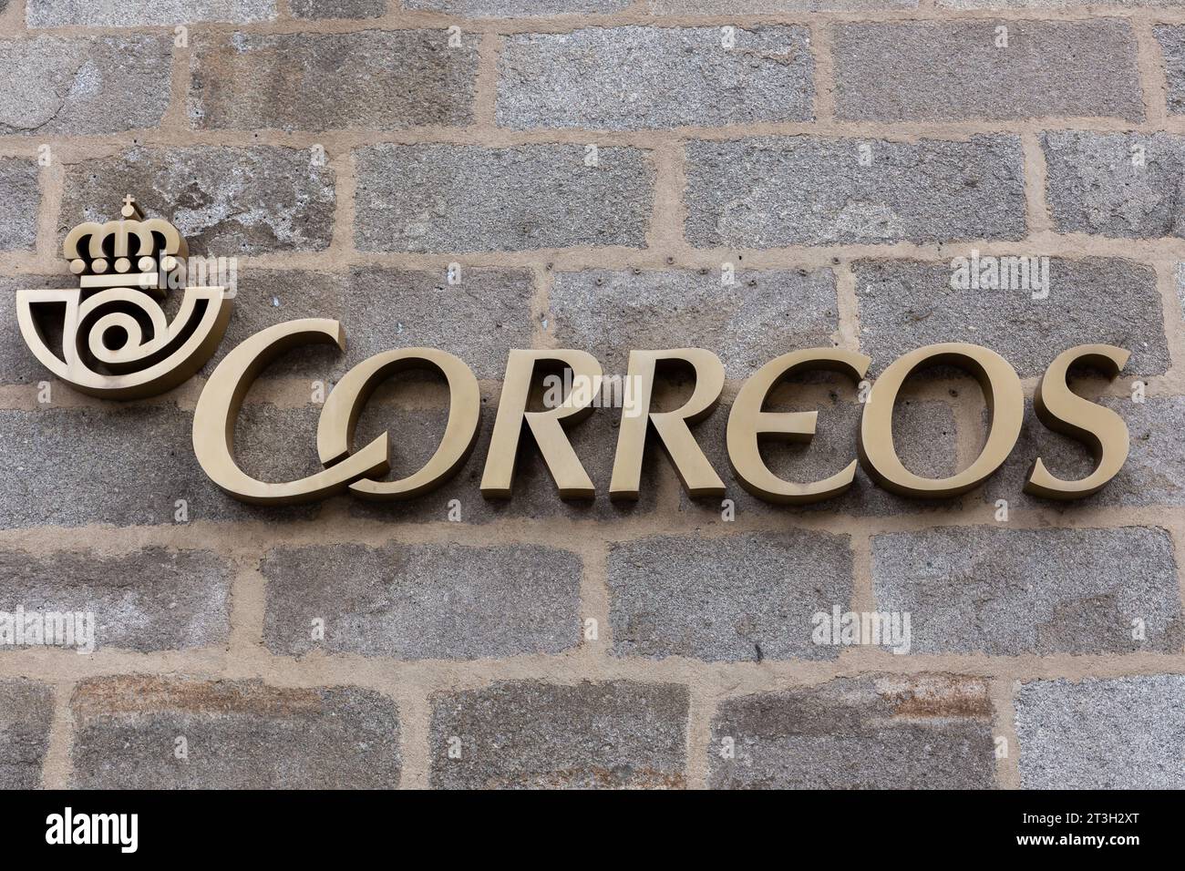 Avila, Spanien, 07.10.21. Goldenes „Correos“-Logo der Sociedad Estatal de Correos y Telegrafos, Postdienst in Spanien, mit Posthorn und königlicher Krone. Stockfoto