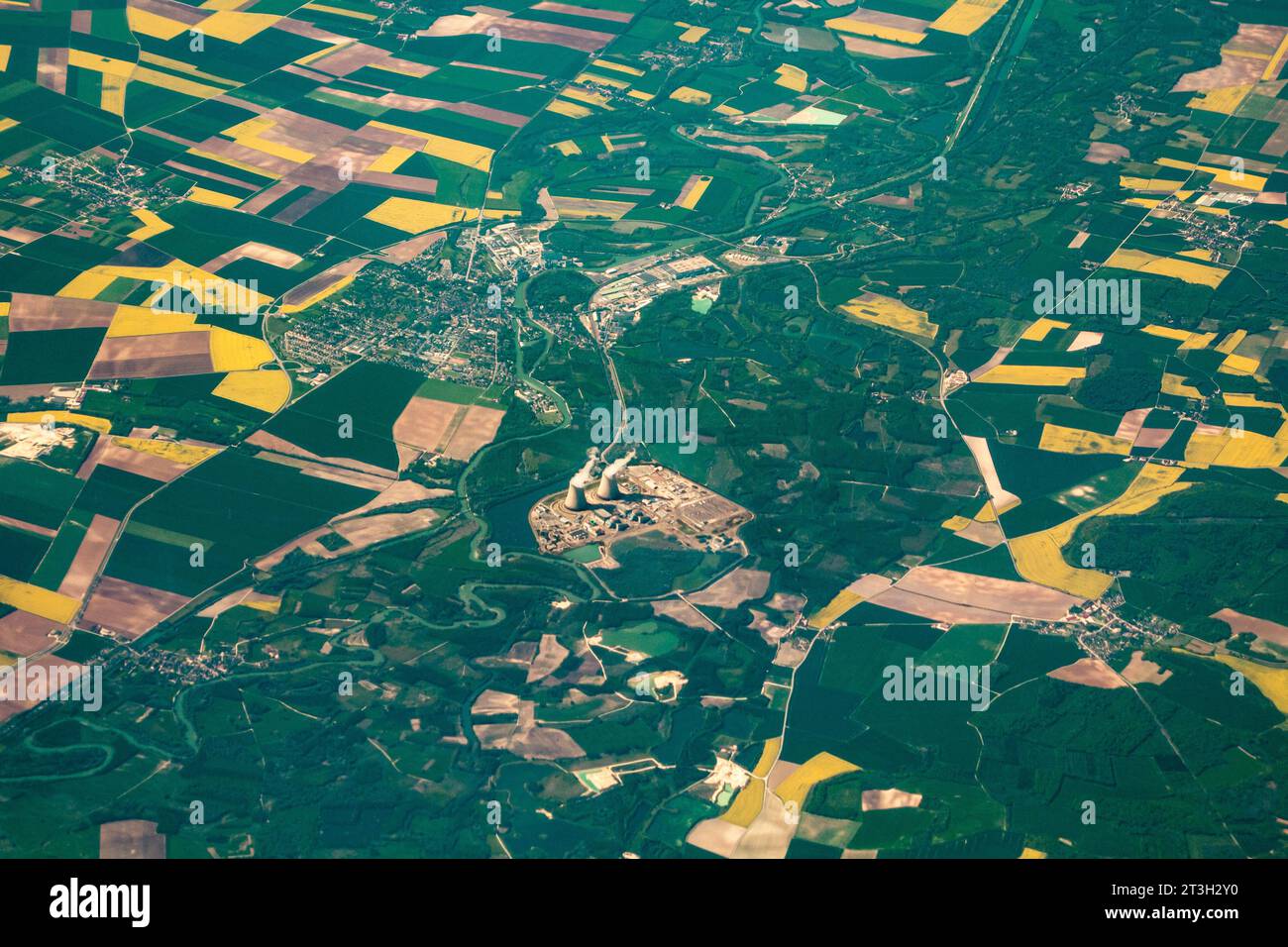 Ein Blick aus der Vogelperspektive auf die französische Landschaft mit einem Kraftwerk und Kühltürmen in der Mitte des Bildes Stockfoto