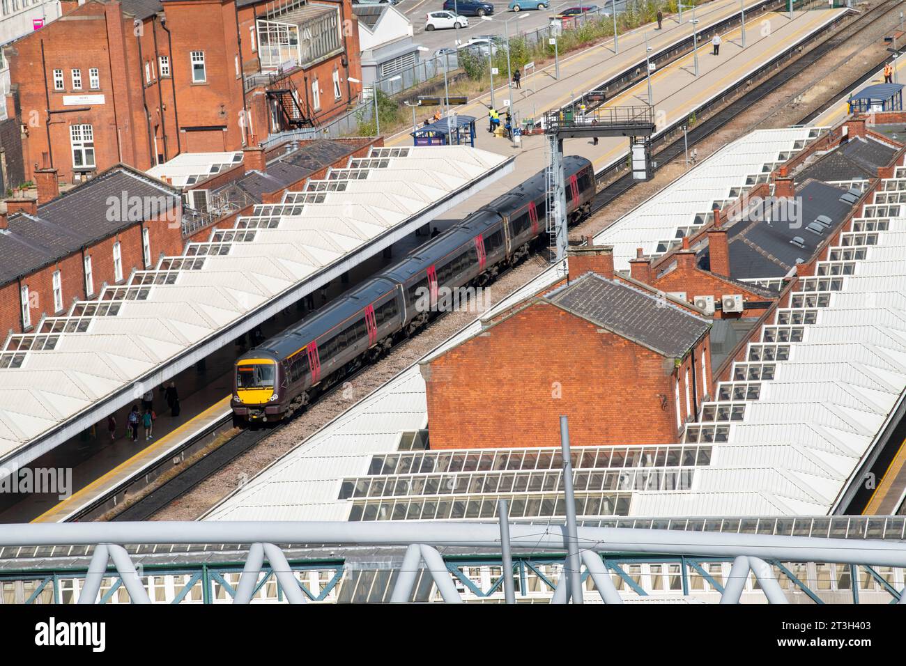 Straßenbahnhaltestelle und Bahnhof in Nottingham City, Blick vom Dach des Unity Square. Nottinghamshire England Vereinigtes Königreich Stockfoto