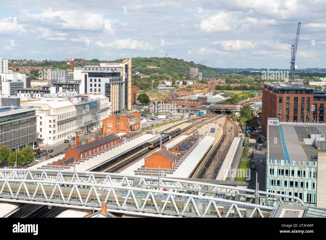 Straßenbahnhaltestelle und Bahnhof in Nottingham City, Blick vom Dach des Unity Square. Nottinghamshire England Vereinigtes Königreich Stockfoto