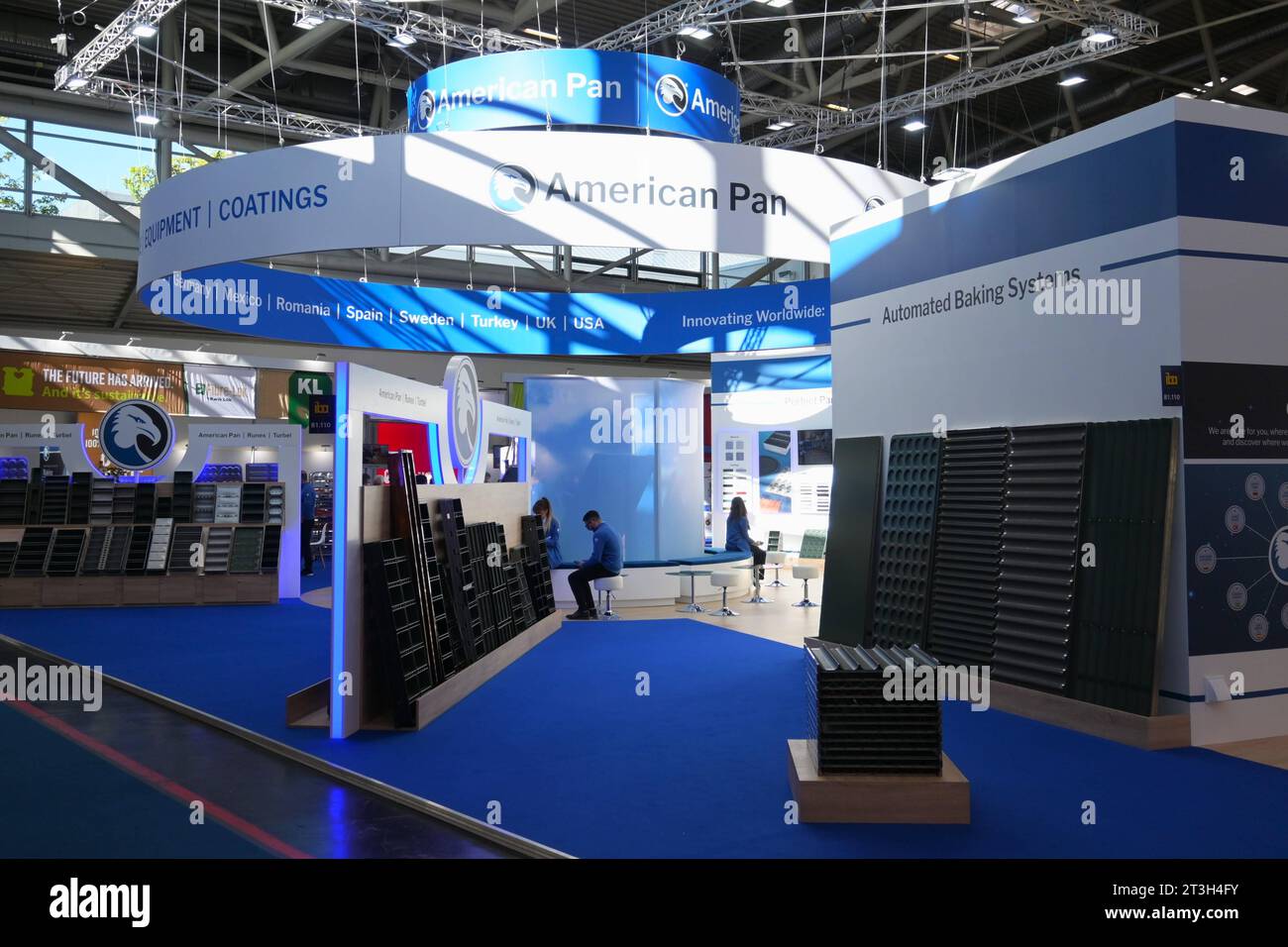 Messe München. Die Internationale Bäckereiausstellung iba, ist die führende Weltmesse für Bäckerei, Konditorei und Snacks. Foto: Messestand der American Pan Company *** München Messe die Internationale Bäckereiausstellung iba ist die führende Weltmesse für Bäckerei, Süßwaren und Snacks Photo American Pan Company Stand. Quelle: Imago/Alamy Live News Stockfoto