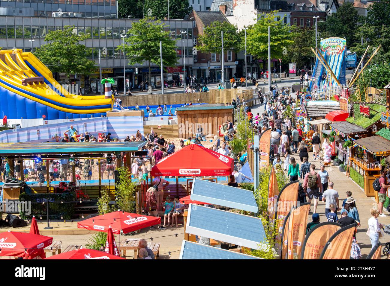 Sonniger Sommertag am Nottingham Beach auf dem Market Square, Nottinghamshire England Großbritannien Stockfoto