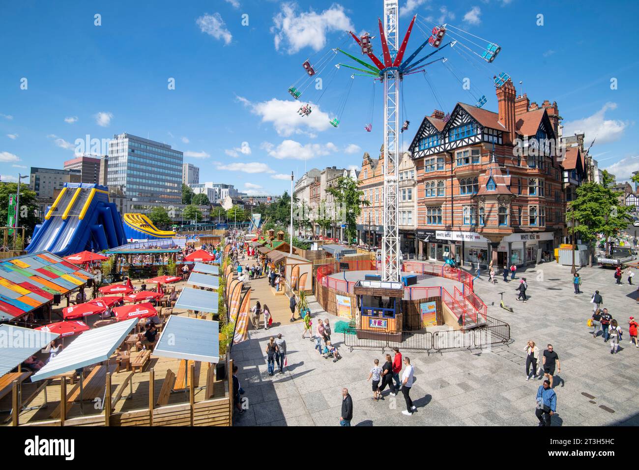 Sonniger Sommertag am Nottingham Beach auf dem Market Square, Nottinghamshire England Großbritannien Stockfoto