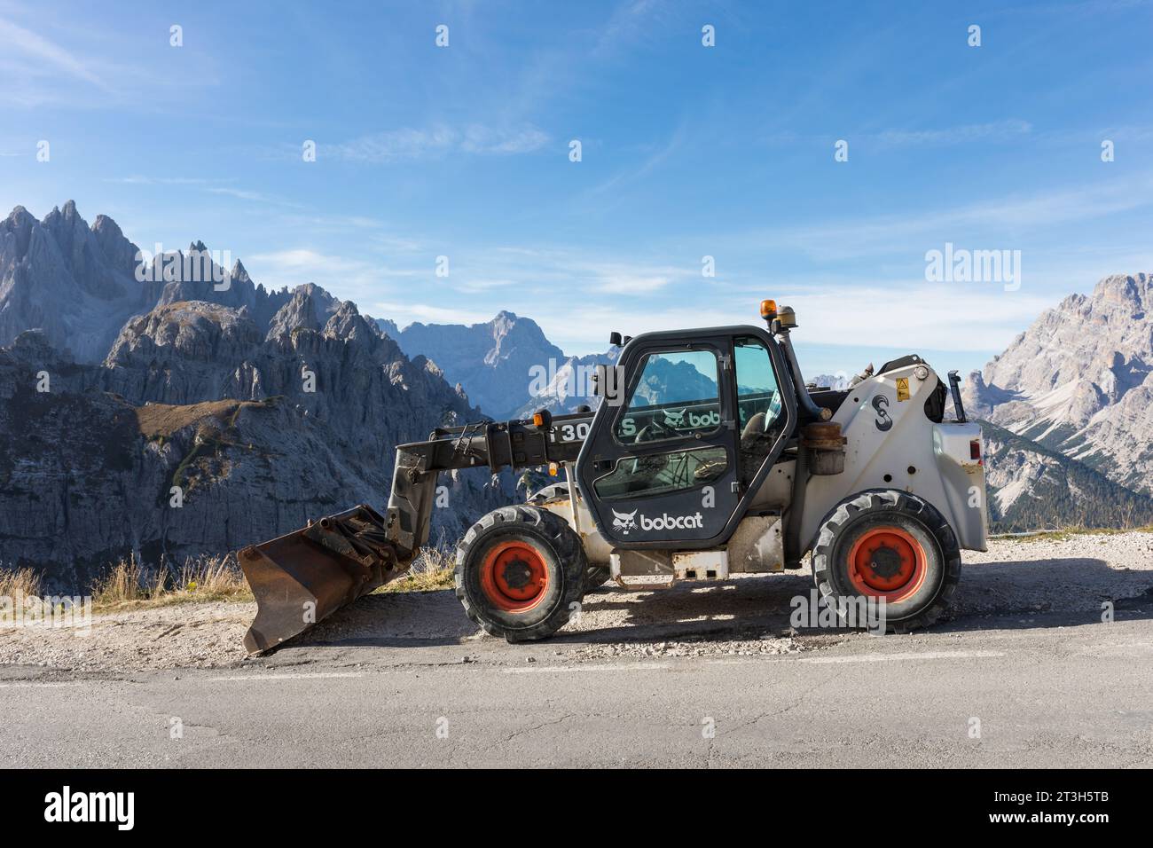 Bobcat-Lader in den Bergen, Dolomiten, Italien Stockfoto