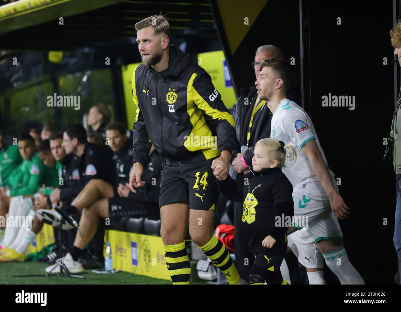 firo: 10/20/2023 Fußball, Fußball, Manner 1.Liga, erste iga 1.Bundesliga, Erstev Saison 2023/2024 BVB Borussia Dortmund - SV SVW Werder Bremen Niclas Fullkrug Einmarsch mit Einlaufkind Stockfoto