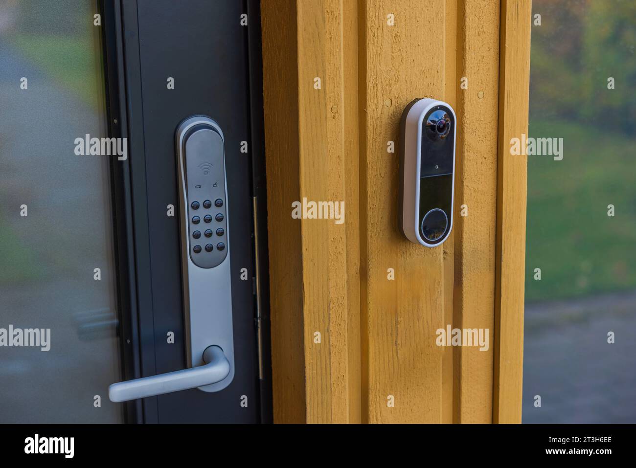 Сlose-up von High-Tech-Video-Gegensprechanlage und elektronischem Schloss an der Eingangstür der Villa. Konzept der häuslichen Sicherheit und Überwachung. Schweden. Stockfoto