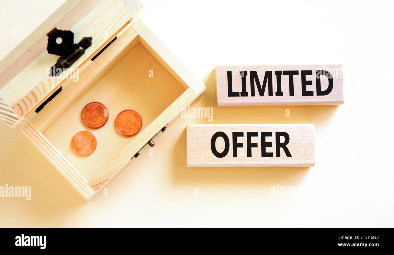 Symbol für begrenztes Angebot. Concept Words begrenztes Angebot für schönen Holzblock. Schöner weißer Tischhintergrund. Hölzerne Kastenmünzen. Unternehmensmarketing, Stockfoto